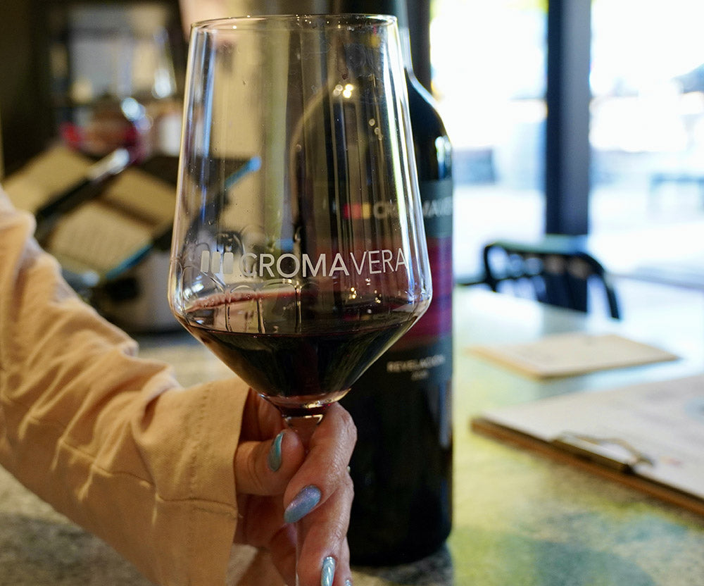 Wine glass with Revelación red blend wine